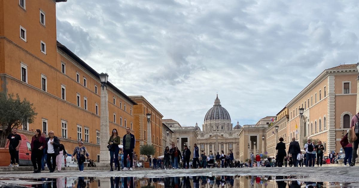 Is It Better To See St. peter's basilica At Night Or Day?